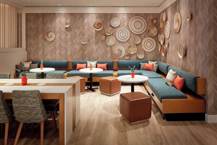 Lounge 43 of 61