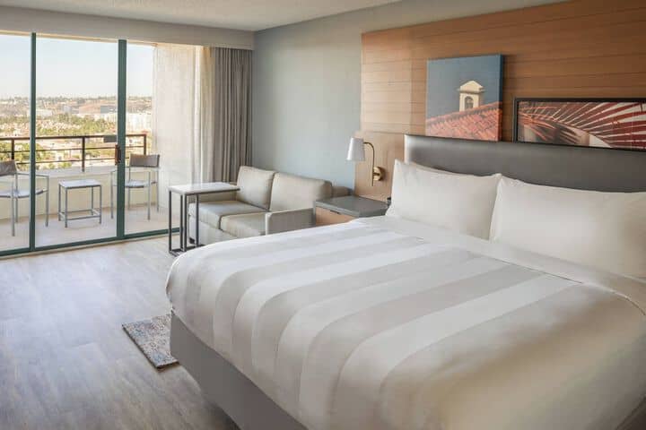 Room 4 of 61